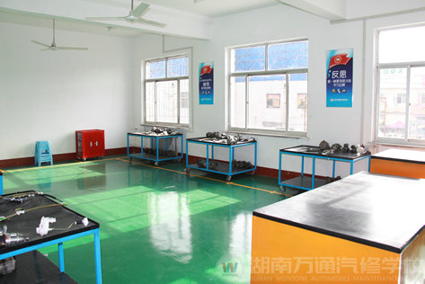 萬(wàn)通汽修教育理實(shí)一體化教室
