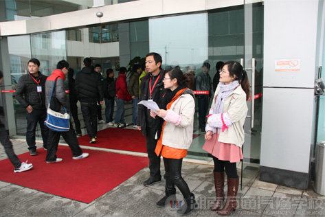 萬通汽修教育學(xué)員給小朋友發(fā)學(xué)習(xí)用品