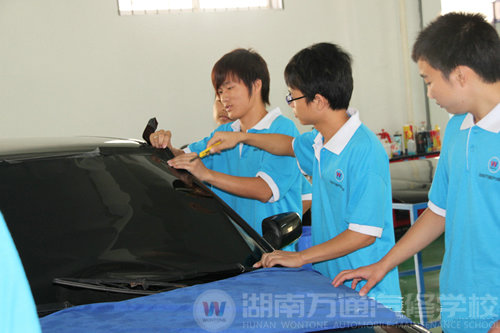 湖南萬通汽車學(xué)校學(xué)汽修