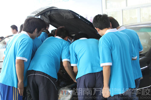湖南萬通汽車學(xué)校學(xué)汽修