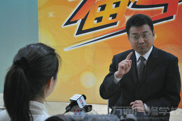 中央電視臺(tái)專(zhuān)訪萬(wàn)通汽修教育負(fù)責(zé)人