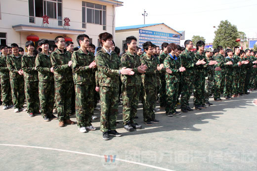 湖南萬(wàn)通汽車(chē)學(xué)校，軍訓(xùn)