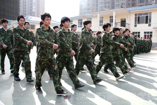 沙場(chǎng)秋點(diǎn)兵 萬(wàn)通學(xué)子軍訓(xùn)匯演展風(fēng)采