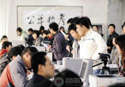 頂尖商學(xué)院精英難逃就業(yè)劫難 職業(yè)院校就業(yè)率居高不下