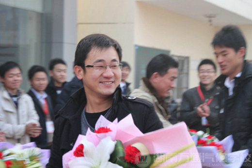 萬通汽修學(xué)校，給老師獻(xiàn)上鮮花