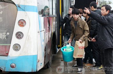 湖南萬(wàn)通汽車學(xué)校，赴深圳比亞迪股份公司工作學(xué)子