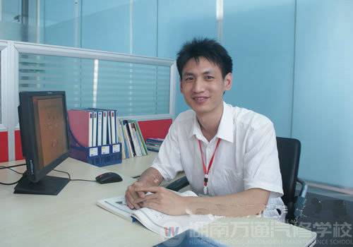 湖南萬(wàn)通汽車學(xué)校，名師風(fēng)采高立鵬