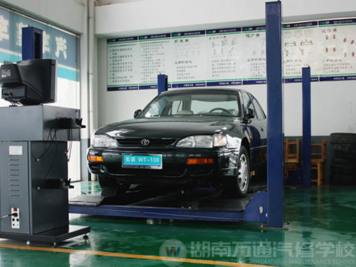 湖南萬通汽車學(xué)校，優(yōu)秀學(xué)生和教師與名車合影