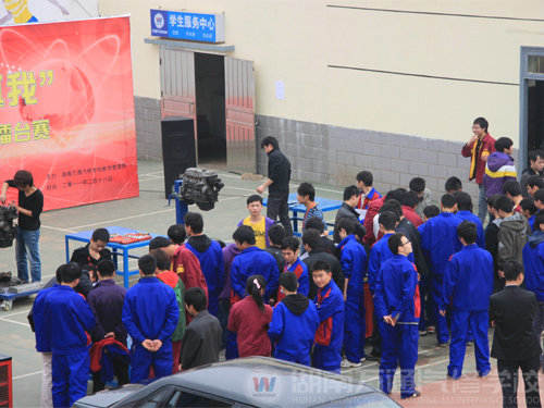 湖南萬通汽車學(xué)校，優(yōu)秀學(xué)生和教師與改裝悍馬合影