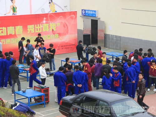 湖南萬通汽車學(xué)校，優(yōu)秀學(xué)生與吉利亞洲方程式賽車合影