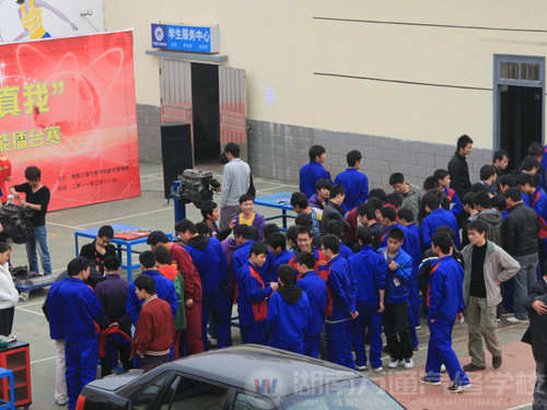 湖南萬通汽車學(xué)校，優(yōu)秀學(xué)生與名車合影