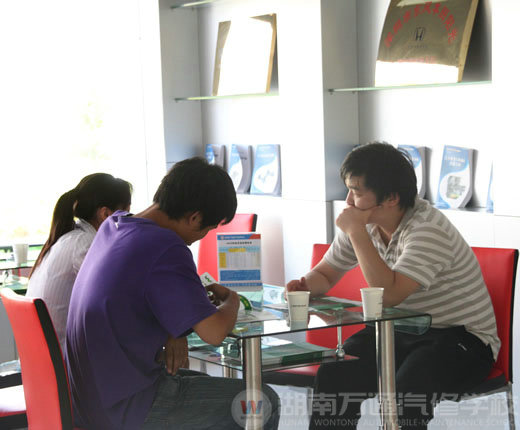 夏日炎熱，湖南萬通汽車學(xué)校，招生火爆進(jìn)行中