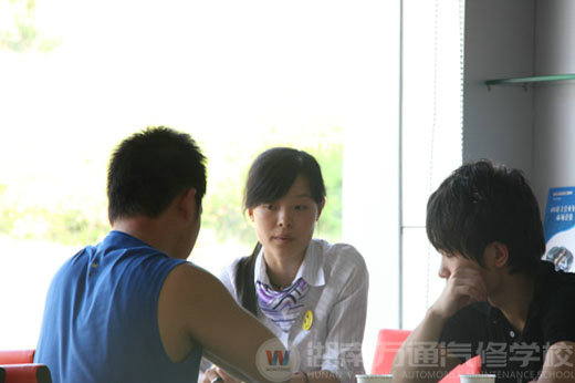 夏日炎熱，湖南萬通汽車學(xué)校，招生火爆進(jìn)行中