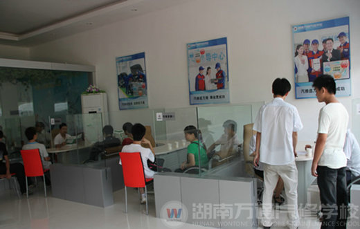 湖南萬通汽車學(xué)校，報(bào)名火爆進(jìn)行中