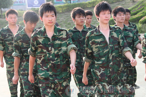 湖南萬通汽車學(xué)校2010年新生軍訓(xùn)