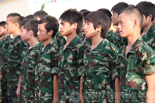 新生軍訓(xùn)系列報(bào)道:邁開人生堅(jiān)實(shí)步伐