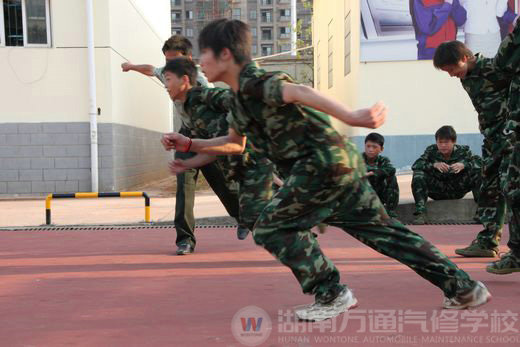 新生軍訓(xùn)系列報(bào)道:軍訓(xùn)中的苦與樂