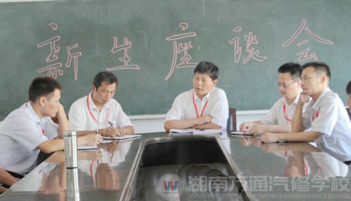 老師為學(xué)生解答疑問