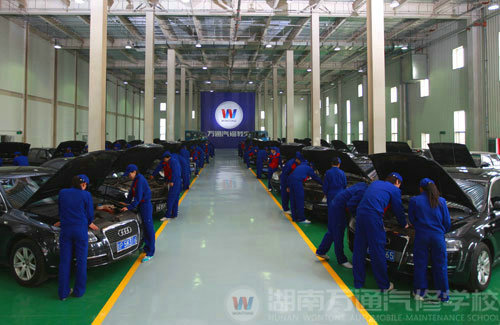 湖南萬通汽車學(xué)校，學(xué)汽車運用技術(shù)