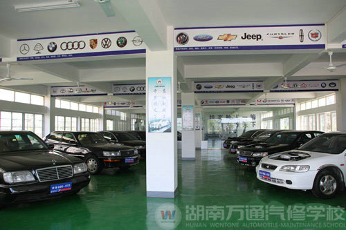 湖南萬通汽車學(xué)校，整車實訓(xùn)車間