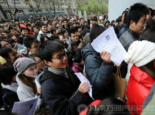 工作難找,大學(xué)生只能做“炮灰”被考族