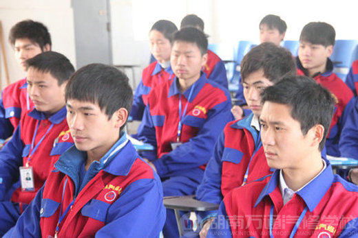 湖南萬通汽車學校，出席新生座談會的學生