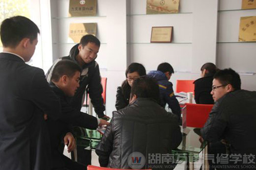 湖南萬通汽車學(xué)校，咨詢報(bào)名中心報(bào)名熱潮