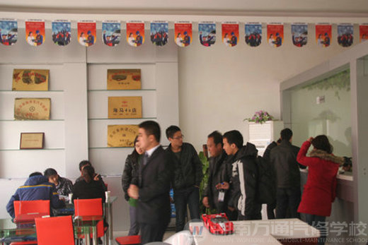 湖南萬通汽車學(xué)校，等候報(bào)名的學(xué)生