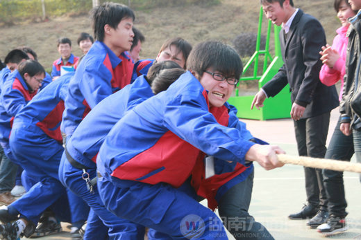 湖南萬通汽車學(xué)校拔河比賽