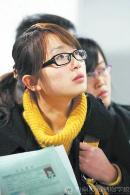 人才市場中迷茫的女學生