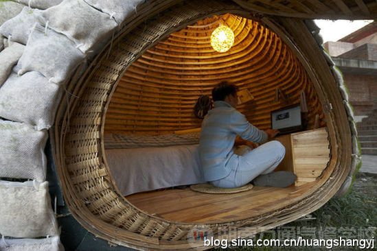 大學(xué)生為了生存 在蛋形蝸居中生活