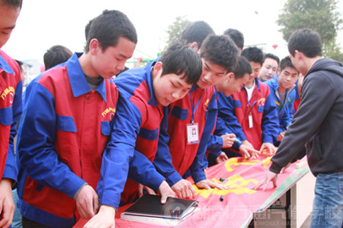 “給力文明先鋒 創(chuàng)和諧校園 ”主題簽名活動(dòng)