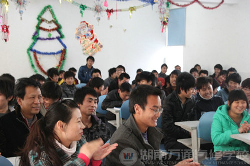 同學們?nèi)褙炞⒌恼J真聽講