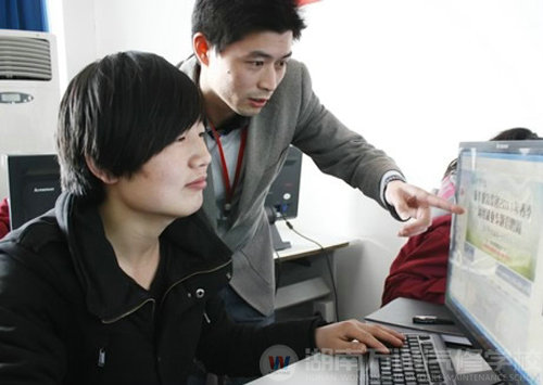 就業(yè)指導(dǎo)中心老師指導(dǎo)學(xué)員如何找到適合自己的崗位