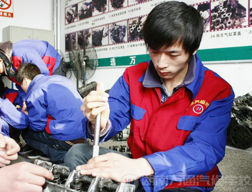80后90后學(xué)汽修 奔的是“前途”