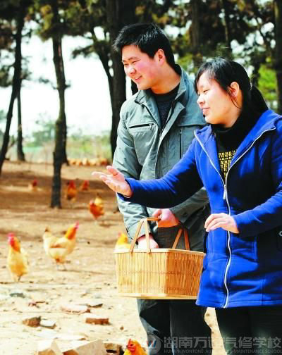 汽修女孩 不愛紅妝愛“戎裝”