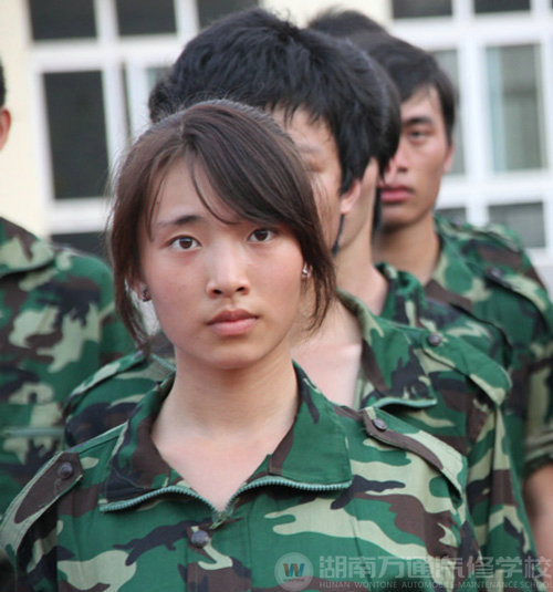 汽修女孩 不愛紅妝愛“戎裝”