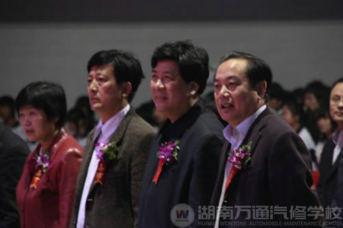 萬(wàn)通學(xué)子喜迎捷報(bào)歸來(lái)