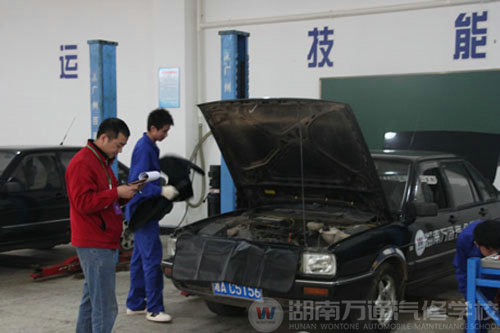 萬(wàn)通學(xué)子喜迎捷報(bào)歸來(lái)