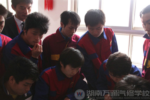 湖南萬通汽車學(xué)校學(xué)生與用人單位簽協(xié)議