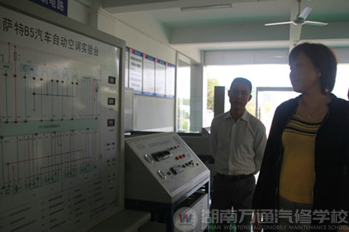 宋處長(zhǎng)觀看實(shí)訓(xùn)設(shè)備