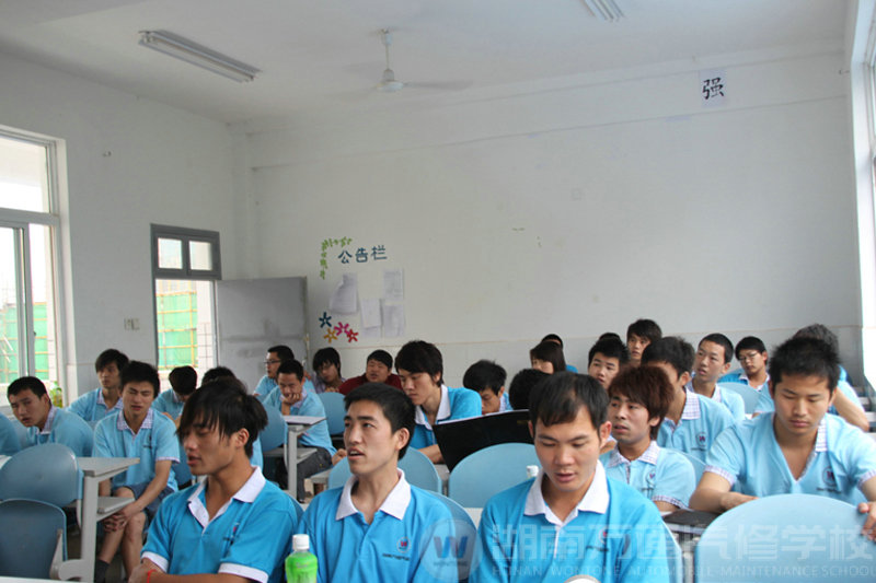 獻(xiàn)禮紅色中國(guó) 萬(wàn)通學(xué)子唱紅歌