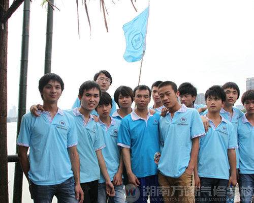 湖南萬通汽車學(xué)校受邀參加智勇大沖關(guān)