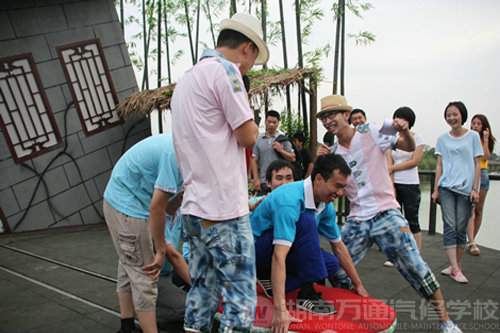 湖南萬通汽車學(xué)校參加智勇大沖關(guān)