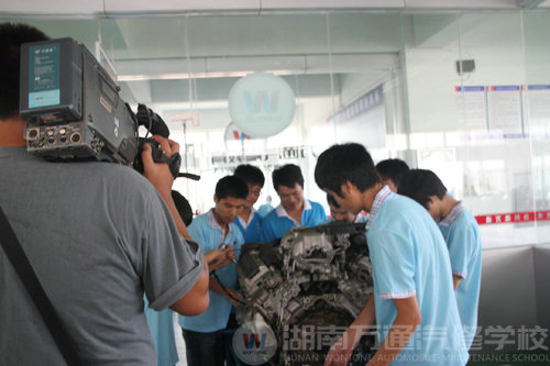 湖南教育電視臺(tái)對(duì)湖南萬(wàn)通汽車(chē)學(xué)校實(shí)訓(xùn)采訪(fǎng)