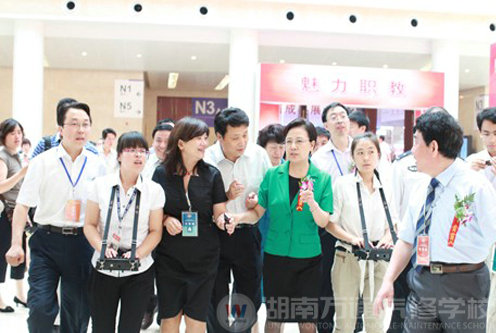 教育部魯昕副部長(zhǎng)參觀職業(yè)教育成果展