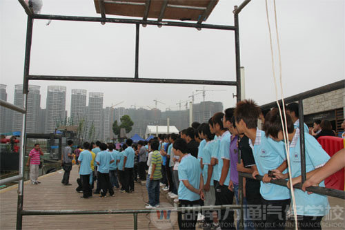 排隊等待節(jié)目開始