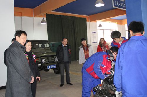 朱軍教授參觀萬(wàn)通學(xué)子實(shí)訓(xùn)