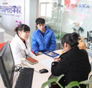 湖南萬(wàn)通汽車(chē)學(xué)校報(bào)名火 老師細(xì)心答疑家長(zhǎng)露笑意