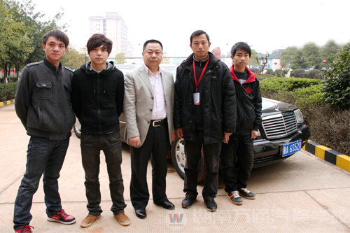 鐘總與就業(yè)辦負責(zé)人、學(xué)子合影